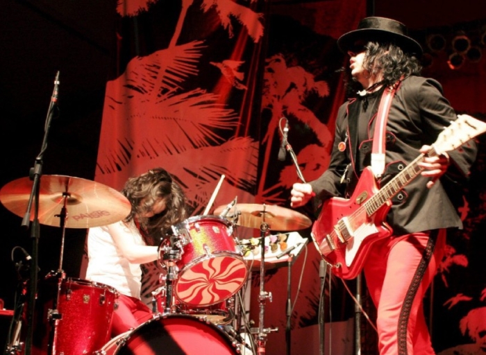 THE WHITE STRIPES